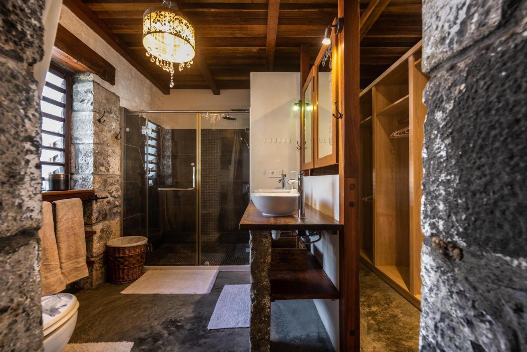 Quaint 4-bedroom In A Fishing Village *